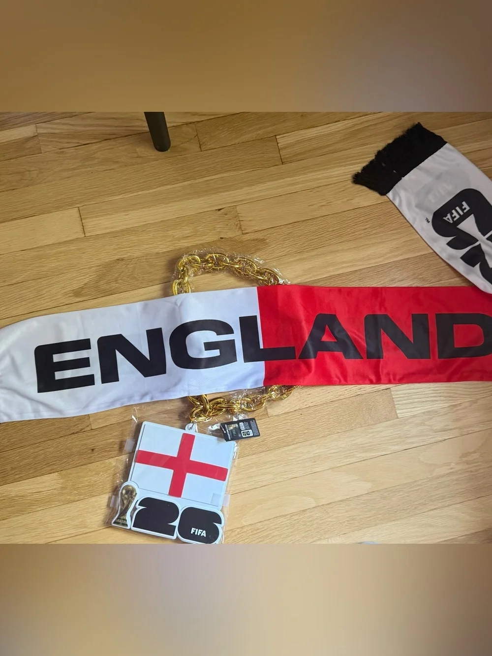 England Soccer World Cup Fan Gear - Fifa Scarf w/ Giant Necklace Red/White (NEW)